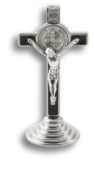 Benediktus-Kreuz auf Sockel