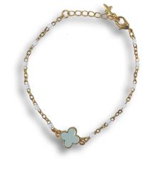 Bracelet avec croix bleue et perles blanches