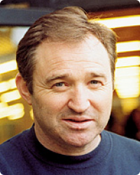 Carver Alan Ames, né en 1953 en Angleterre, vit depuis des années en Australie. Comme enfant, il se trouva plongé dans le milieu infernal de la pauvreté extrême, de la criminalité et de la violence. Après son mariage avec Kathryn, il est parti pour l’Australie où il a élevé deux enfants. Pourtant sa vie restait marquée par l'alcool, ainsi que par un grand vide...En 1993, à l'âgé de 40 ans, d'une manière totalement inattendue, il fut gratifié de phénomènes surnaturels par lesquels Dieu l'appelait à se convertir. Après quelques hésitations, il s'abandonna à "l'aventure divine", revint à la pratique religieuse, vécut une profonde guérison intérieure et fut ainsi libéré de ses mauvaises passions.C'est à la demande de Dieu qu'Alan abandonna sa profession pour aller donner, à travers le monde, le témoignage de l'action divine qui s'opère en lui et en ceux qui acceptent pleinement le plan de Dieu.Son activité évangélisatrice bénéficie de la bénédiction de son évêque, Mgr B.J. Hickey de Perth. Grâce à cet appui, Alan fut désigné comme l'un des orateurs officiels de la Journée Mondiale de la Jeunesse, en 2002 à Toronto/Canada, manifestation universelle organisée par le Vatican en présence de nombreux évêques, théologiens et laïcs. Ce choix, ainsi que de nombreuses guérisons de l'âme et du corps confirment l'action puissante de l'Esprit-Saint qui accompagne l'annonce de la Parole faite par Alan Ames. Alan Ames