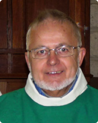 Prêtre Missionnaire du Sacré-Cœur d’Issoudun, le Père Alfred Bour est né en 1943 en France. Il est titulaire d’une licence-master en théologie de la Faculté de théologie de Strasbourg.Conver­ti à la non-violence évangélique par Jean Goss en 1970, il s’est formé dans le cadre du M.I.R. (Mouvement International de la Réconciliation) qui s’honore de six Prix Nobel de la Paix dont Martin-Luther King. Il assuma un temps la présidence du Mouvement en France.A la demande des évêques de Butare, Mgr Gahamanyi et Mgr Rukamba, il travailla durant douze ans, une partie de l’année, au service de la réconciliation au pays des Mille Collines, le Rwanda, qui a connu un terrible génocide en avril 1994. Tout en donnant un cours de théologie à l’Institut Catéchétique Africain à Butare, il contribua à former des personnes-ressources en vue de la résolution non-violente des conflits. P. Alfred Bour m.s.c.