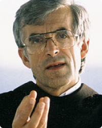 Le Père Slavko Barbaric, ofm, né le 11 mars 1946 à Dragicina, a été ordonné prêtre en 1971. En 1973, il a obtenu une maîtrise en théologie pastorale à Graz, et de 1973 à 1978 a été prêtre à Capljina. En 1982, il a obtenu un doctorat en pédagogie religieuse à Freiburg où il a suivi également une formation de psychothérapeute, et depuis, il a été au service des pèlerins à Medjugorje. Il a animé de nombreuses retraites spirituelles et est intervenu dans le monde entier pour parler des événements de Medjugorje. Il est l'auteur de nombreux articles publiés dans diverses revues, ainsi que de plusieurs livres sur la spiritualité de Medjugorje, traduits en plus de vingt langues. Il est mort à 15h30, le vendredi 24 novembre 2000, sur la colline du Krizevac, à Medjugorje, après avoir animé le Chemin de Croix. Slavko Barbaric